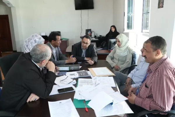 The Center for Development and Quality Assurance at the university, and in the presence of the Vice President of the University, Dr. Ahmed Al-Baadani, holds a meeting with the Deanship of the College of Dentistry