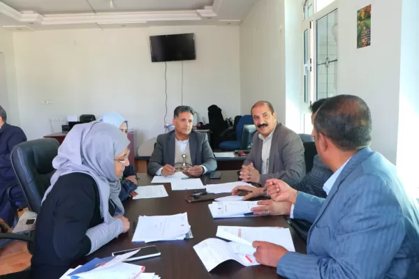 The Center for Development and Quality Assurance at the university, and in the presence of the President of the University, Dr. Naguib Al-Kumaim, holds a meeting with the Deanship of the Faculty of Medicine and Health Sciences