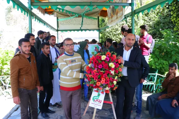 Organizing a student visit to the tomb of the martyr President Saleh Al-Sammad and the Martyrs’ Kindergarten in Al-Khamseen