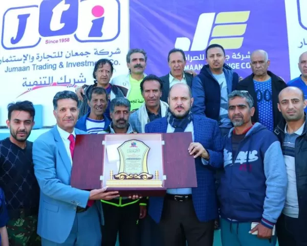 The President of the University honors the President of the Sana’a Unity Club with the University Shield