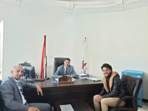 During the meeting of the President of the University, Dr. Najeeb Al-Kumaim, with Captain Muhammad Abdul-Wahhab Al-Thalaya, the captain of the first team of the university and the player of the national youth team.