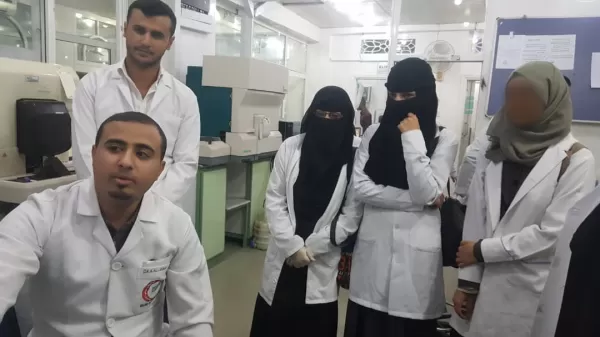 A scientific visit to the fourth level medical laboratory students to Al-Awlaki Medical Laboratories