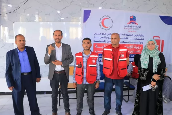 Launching a first aid course for students of the College of Medicine and Health Sciences in cooperation with the Yemeni Red Crescent