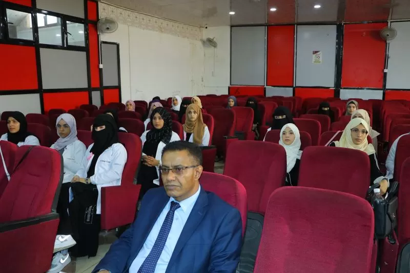 The University's College of Medicine and Health Sciences organizes a scientific day to discuss graduation research for medical students