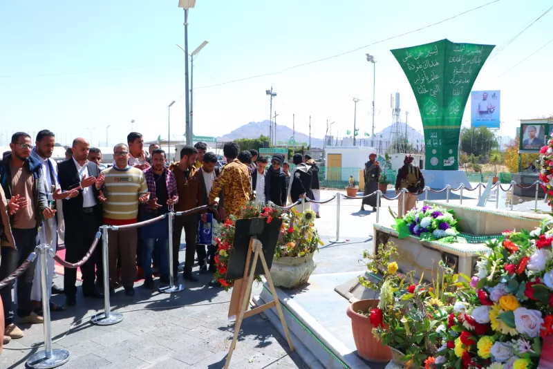 Organizing a student visit to the tomb of the martyr President Saleh Al-Sammad and the Martyrs’ Kindergarten in Al-Khamseen