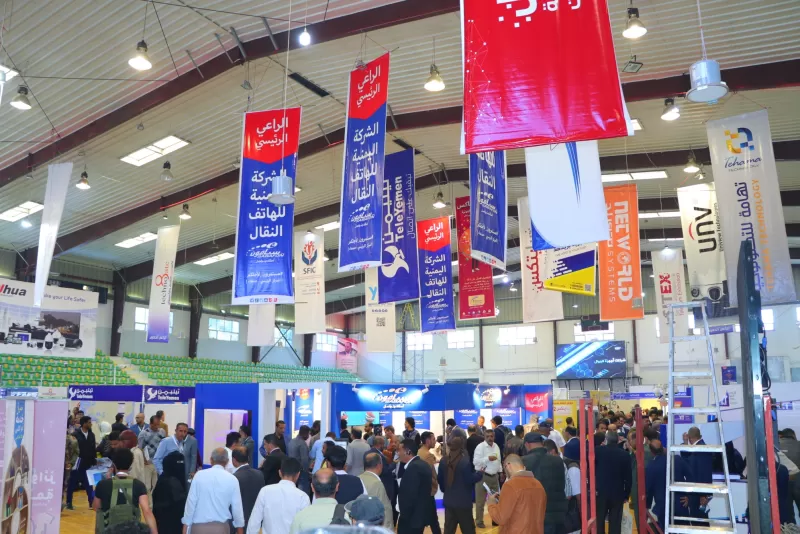 The Dean of the College of Engineering inspects the graduation projects pavilion for university students participating in the Sana’a Exhibition for Information and Communication Technology