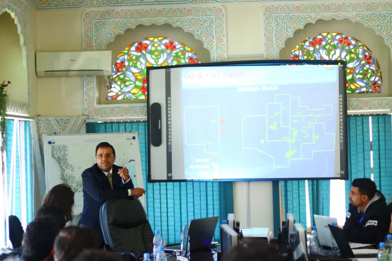 تكريم المشاركين في الدورة التدريبية في تطبيقات الحاسوب المستخدمة في العمليات البترولية