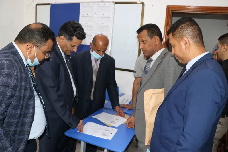 The president of the university inaugurates the electronic correction system and hears from the members of the committee the mechanism of the system