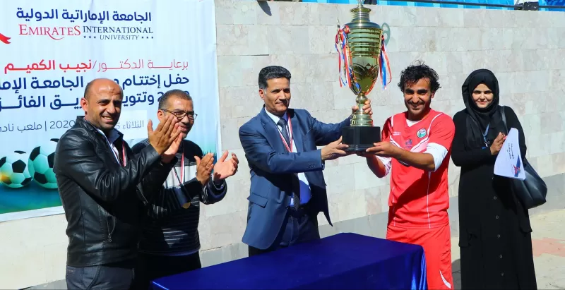 رئيس الجامعة يشهد فعالية اختتام دوري الجامعة لكرة القدم ويكرم الفريق الفائز بكأس الدوري