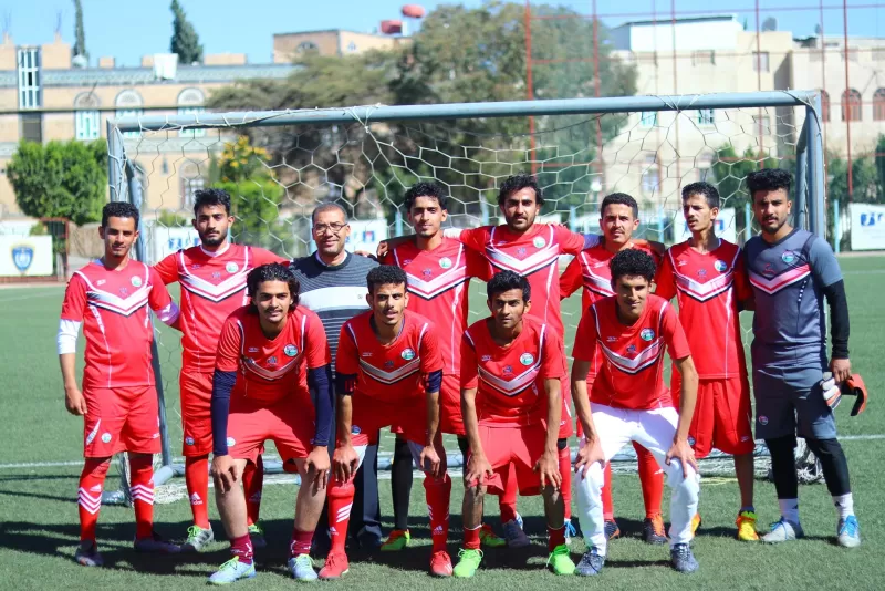 رئيس الجامعة يشهد فعالية اختتام دوري الجامعة لكرة القدم ويكرم الفريق الفائز بكأس الدوري