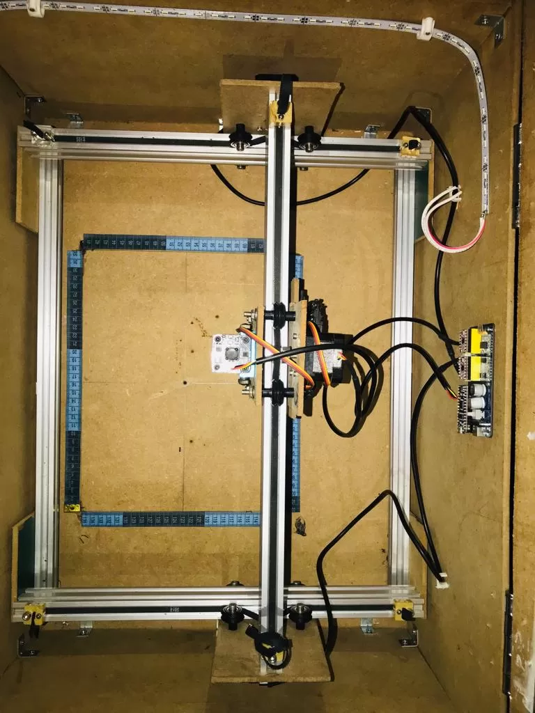 Graduation project entitled: "Design and implementation of a machine for writing with a pen and laser sculpting with several inputs." Faculty of Engineering and Information Technology, Department of Mechatronics Engineering.