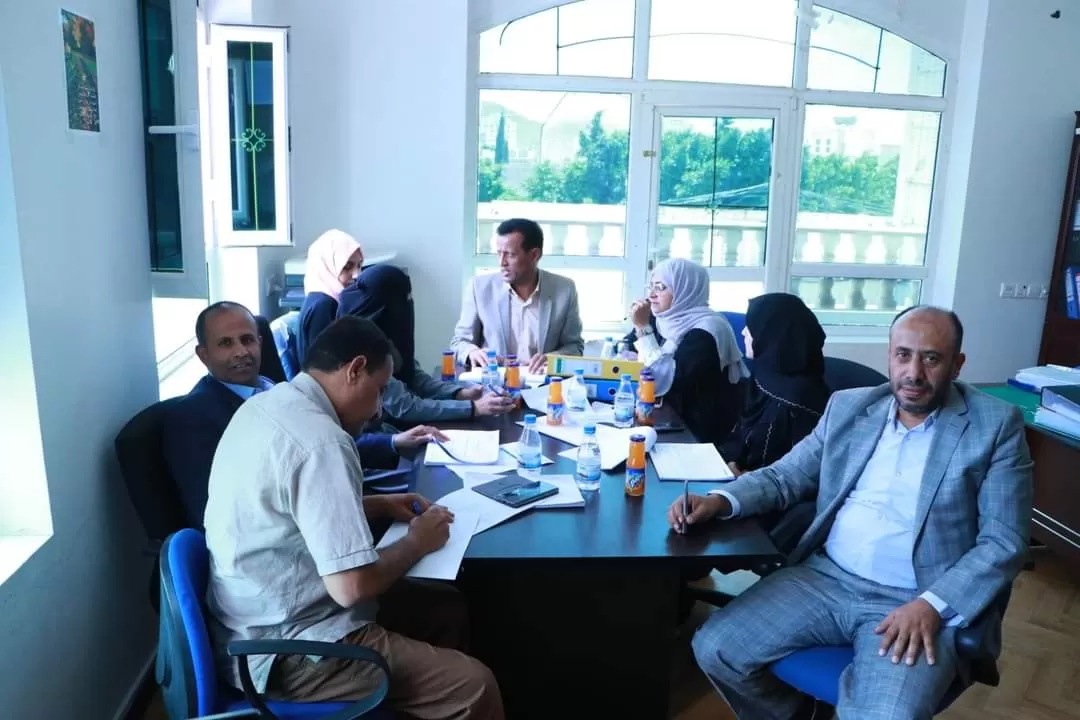 The Center for Development and Quality Assurance at the university holds a periodic meeting with the work team to prepare and study the self-evaluation of the human medicine program