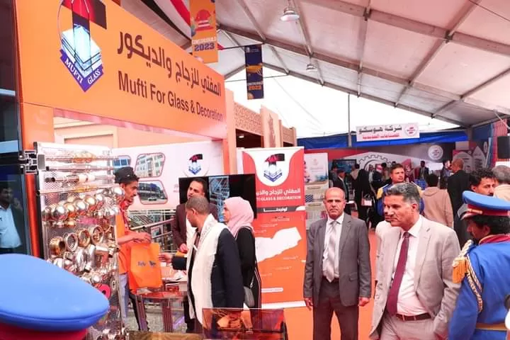 The President of the University organizes a visit to the Building and Construction Exhibition and reviews the university's pavilion participating in the exhibition