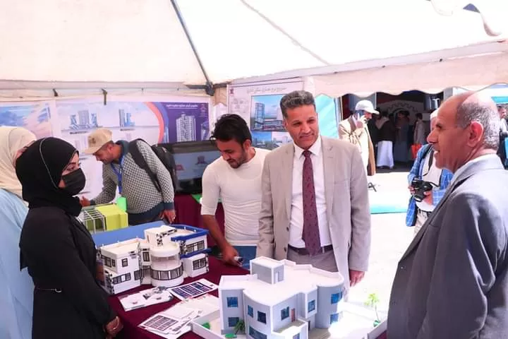 The President of the University organizes a visit to the Building and Construction Exhibition and reviews the university's pavilion participating in the exhibition