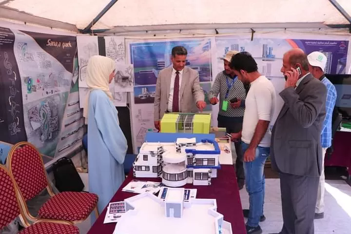 The President of the University organizes a visit to the Building and Construction Exhibition and reviews the university's pavilion participating in the exhibition