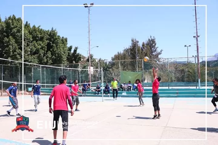 فوز فريق الجامعة الإماراتية على فريق جامعة إقرأ ضمن بطولة الصمود لكرة الطائرة على كأس الرؤية الوطنية