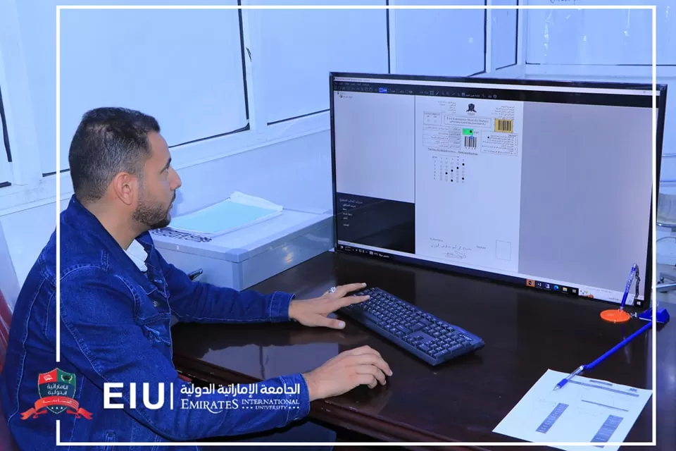 رئيس الجامعة يطلع على سير عملية التصحيح الإلكتروني