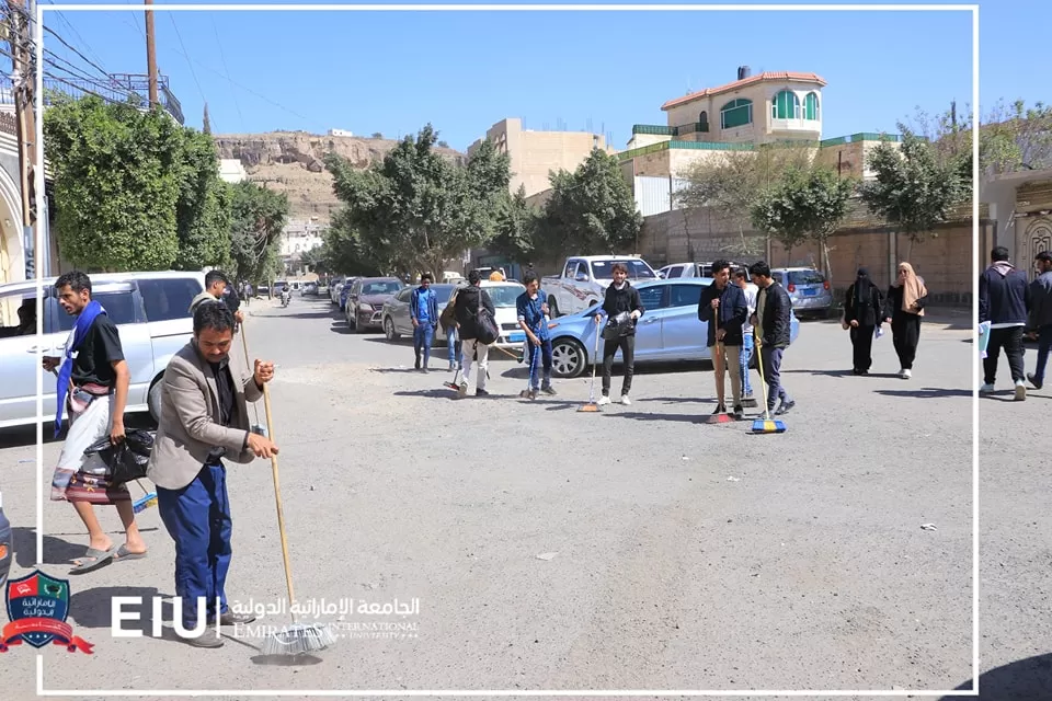 طلاب الجامعة الإماراتية يشاركون في حملة النظافة 1/1 تحت شعار معا لبيئة أنظف