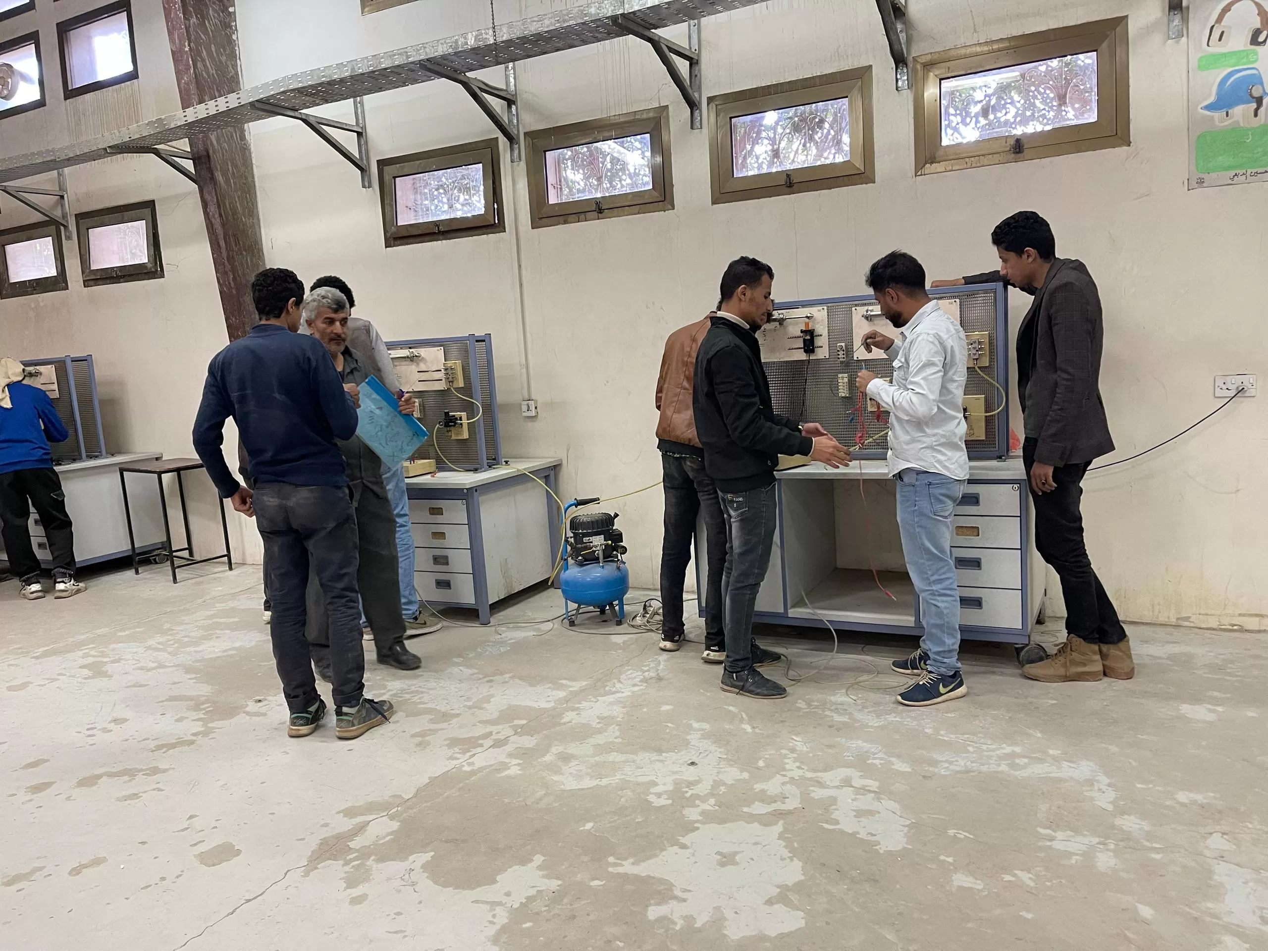 Launching the practical training program at the Dhahban Industrial Technical Institute for third-level mechatronics engineering students