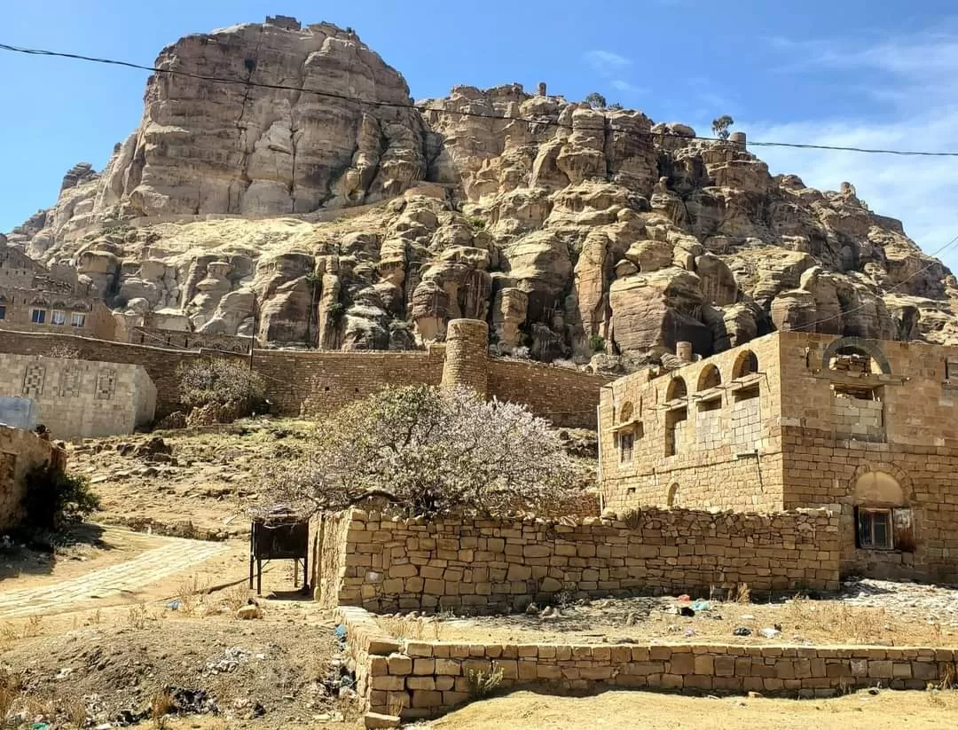 A scientific visit by students of the Department of Oil and Gas Engineering to Shibam Kawkaban and a number of areas for the purpose of learning about the geology of Yemen