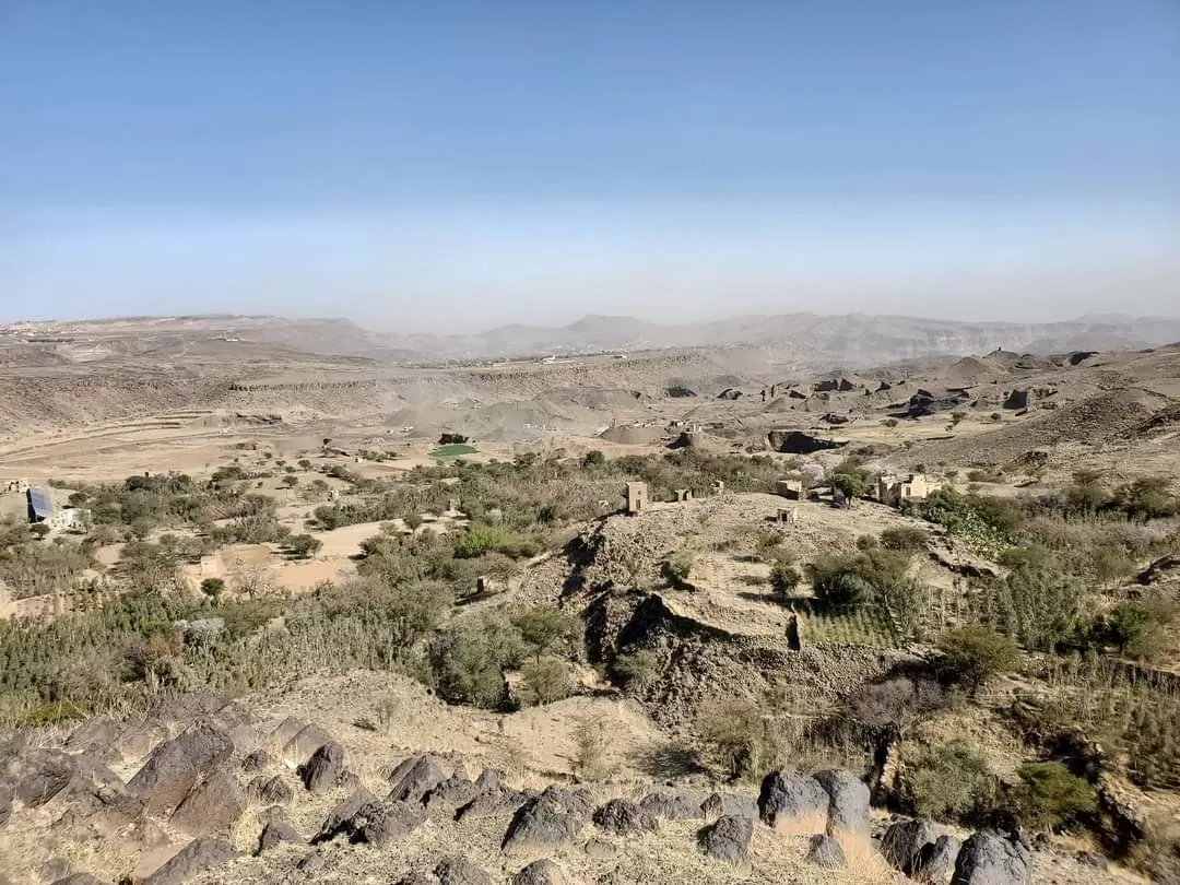 A scientific visit by students of the Department of Oil and Gas Engineering to Shibam Kawkaban and a number of areas for the purpose of learning about the geology of Yemen