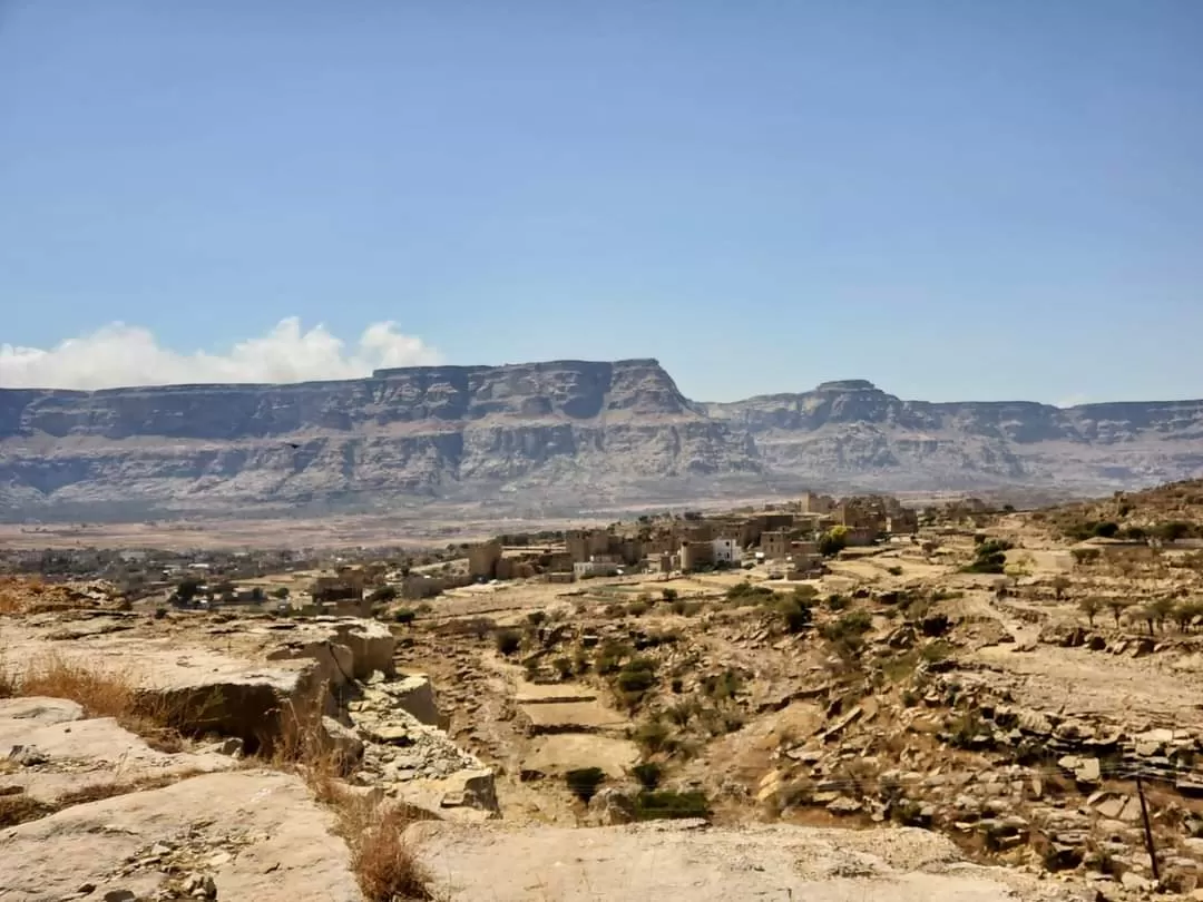 A scientific visit by students of the Department of Oil and Gas Engineering to Shibam Kawkaban and a number of areas for the purpose of learning about the geology of Yemen