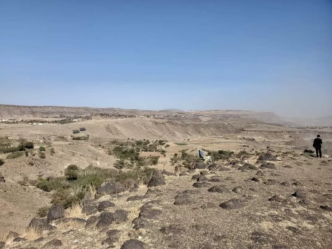 A scientific visit by students of the Department of Oil and Gas Engineering to Shibam Kawkaban and a number of areas for the purpose of learning about the geology of Yemen