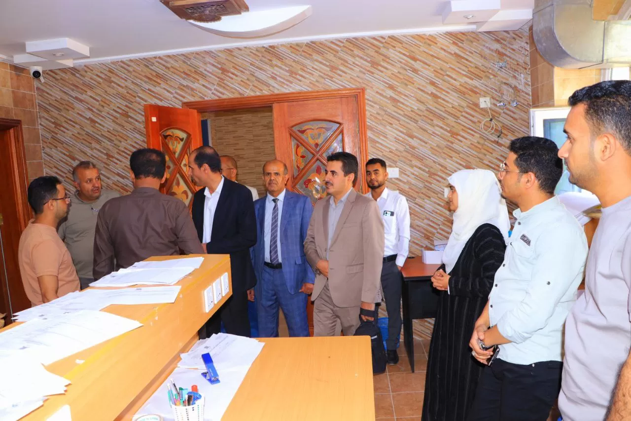 The University President and the Secretary General inspect the progress of work in the sub-control of the College of Engineering