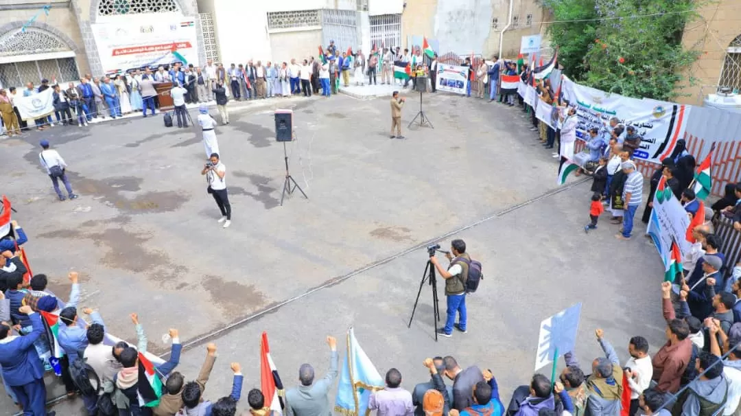 The eiu University participates in the stand organized by the Ministry of Higher Education to support the Palestinian people and in solidarity with students at American and European universities.