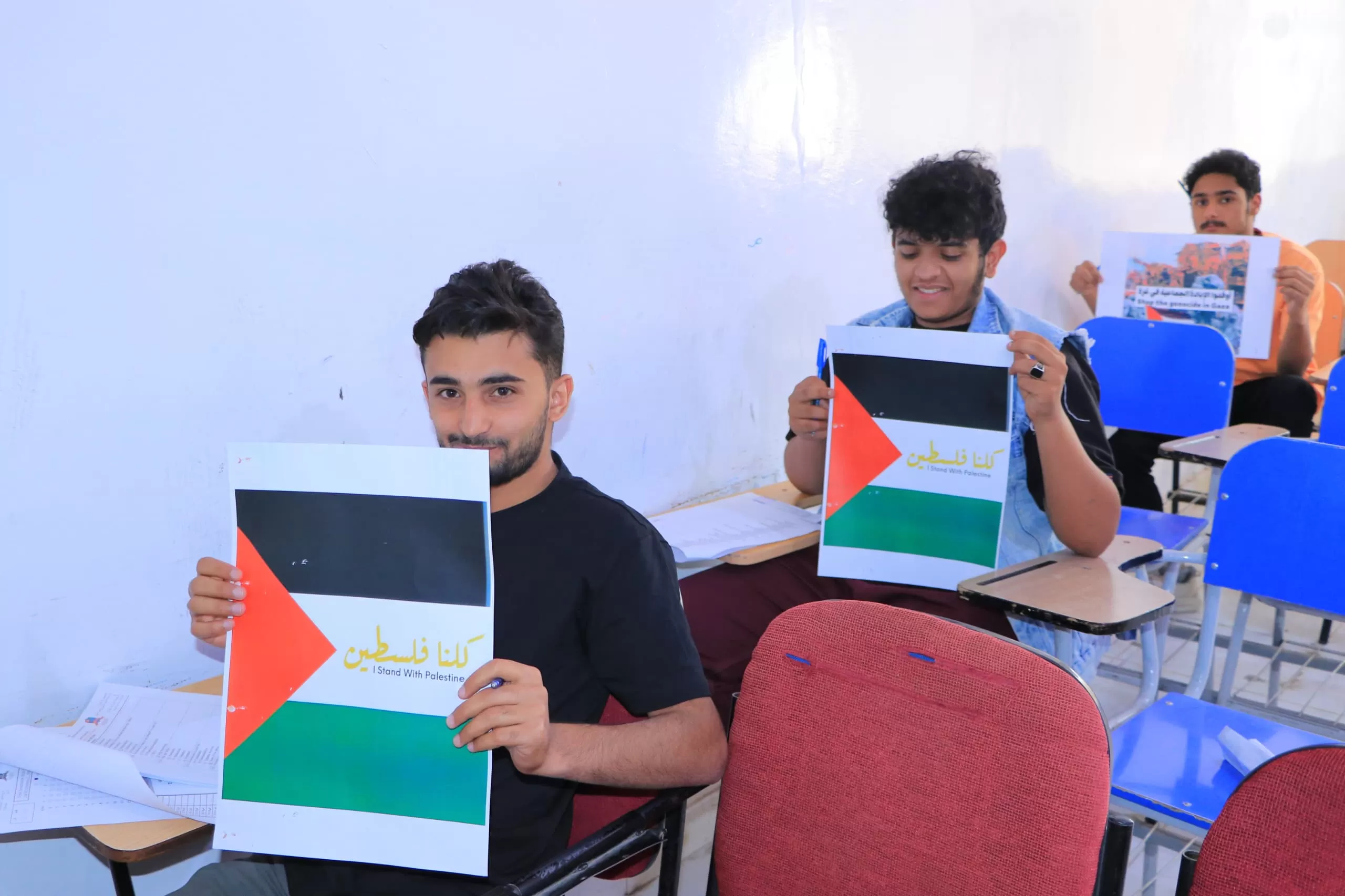 A student stand in solidarity with the Palestinian people and to denounce the crimes of the Zionist occupation