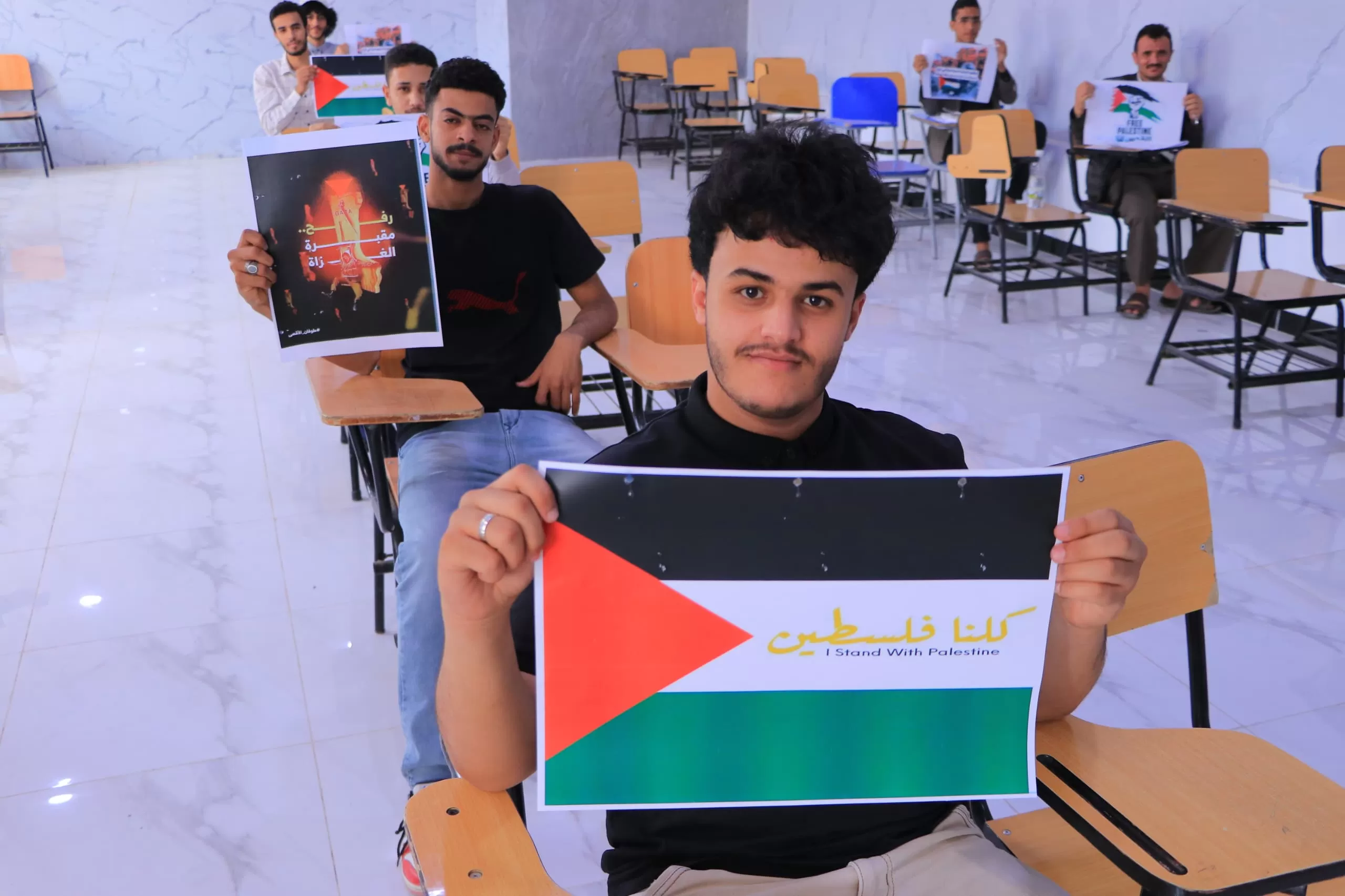 A student stand in solidarity with the Palestinian people and to denounce the crimes of the Zionist occupation