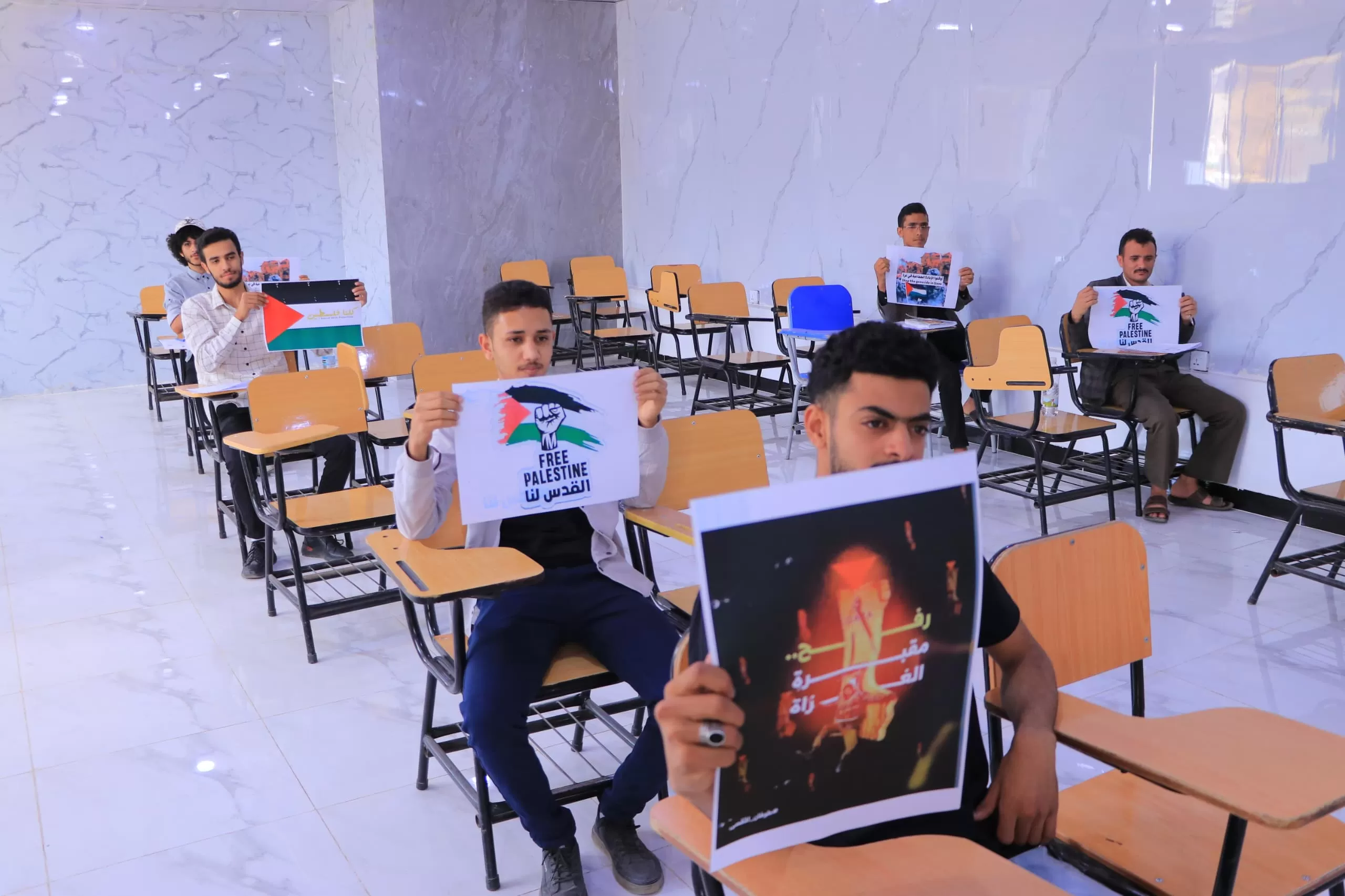 A student stand in solidarity with the Palestinian people and to denounce the crimes of the Zionist occupation