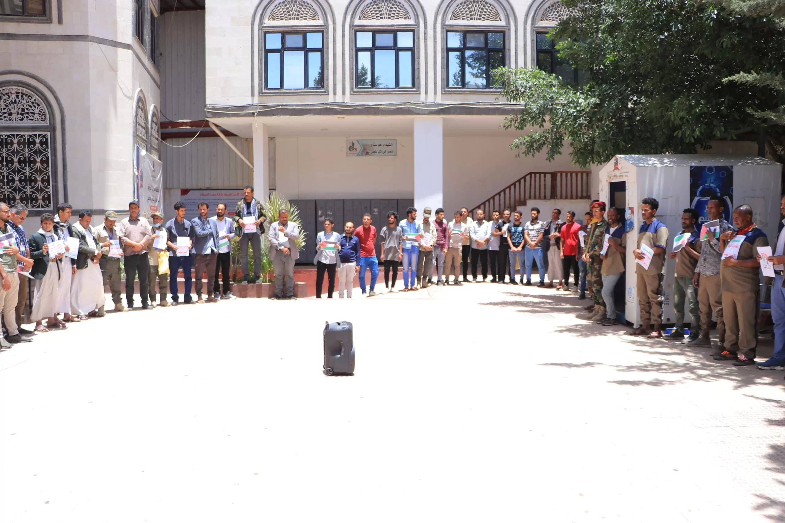 The College of Dentistry at the Emirates International University organizes a stand in solidarity with the Palestinian people