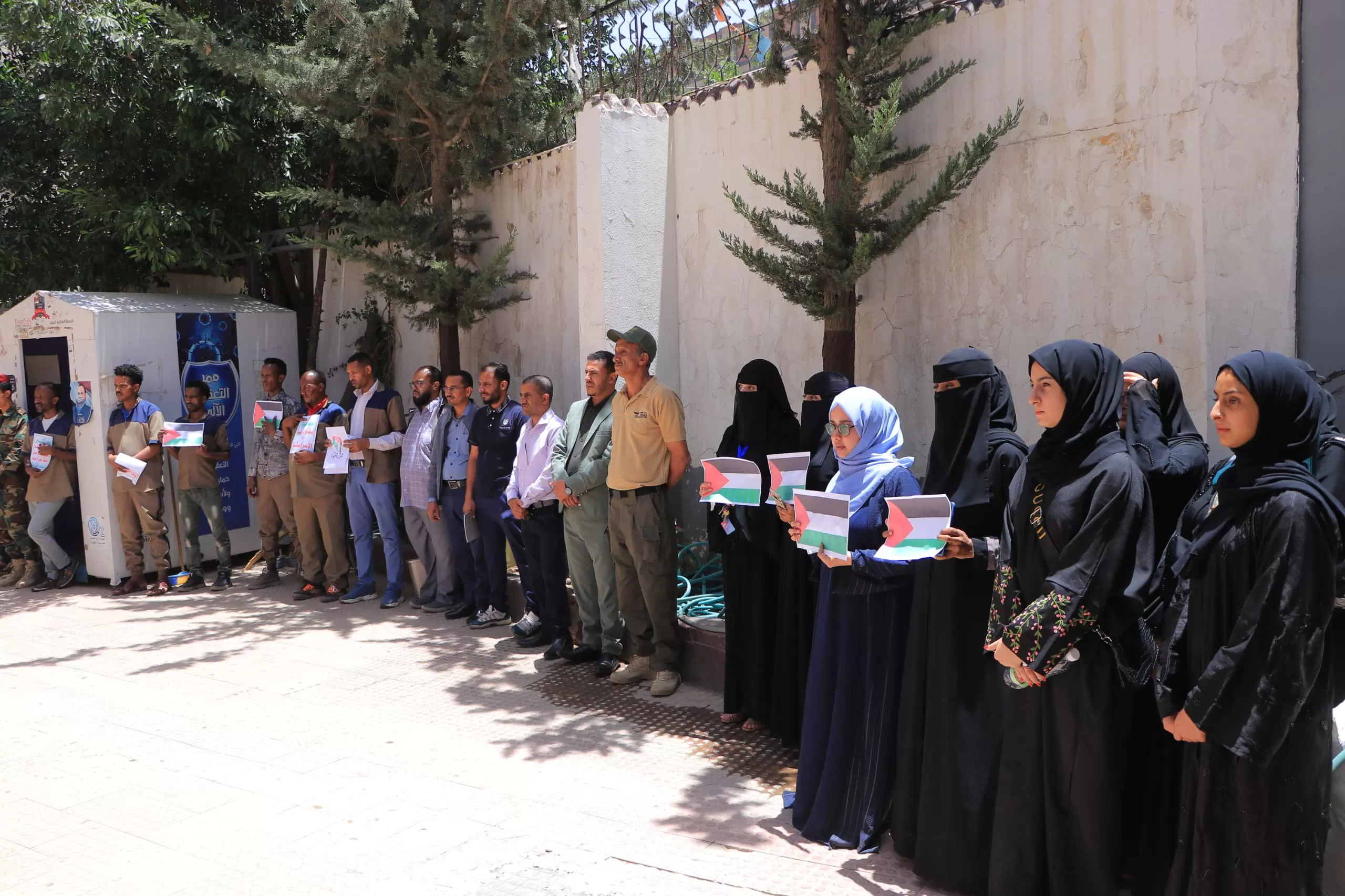 The College of Dentistry at the Emirates International University organizes a stand in solidarity with the Palestinian people