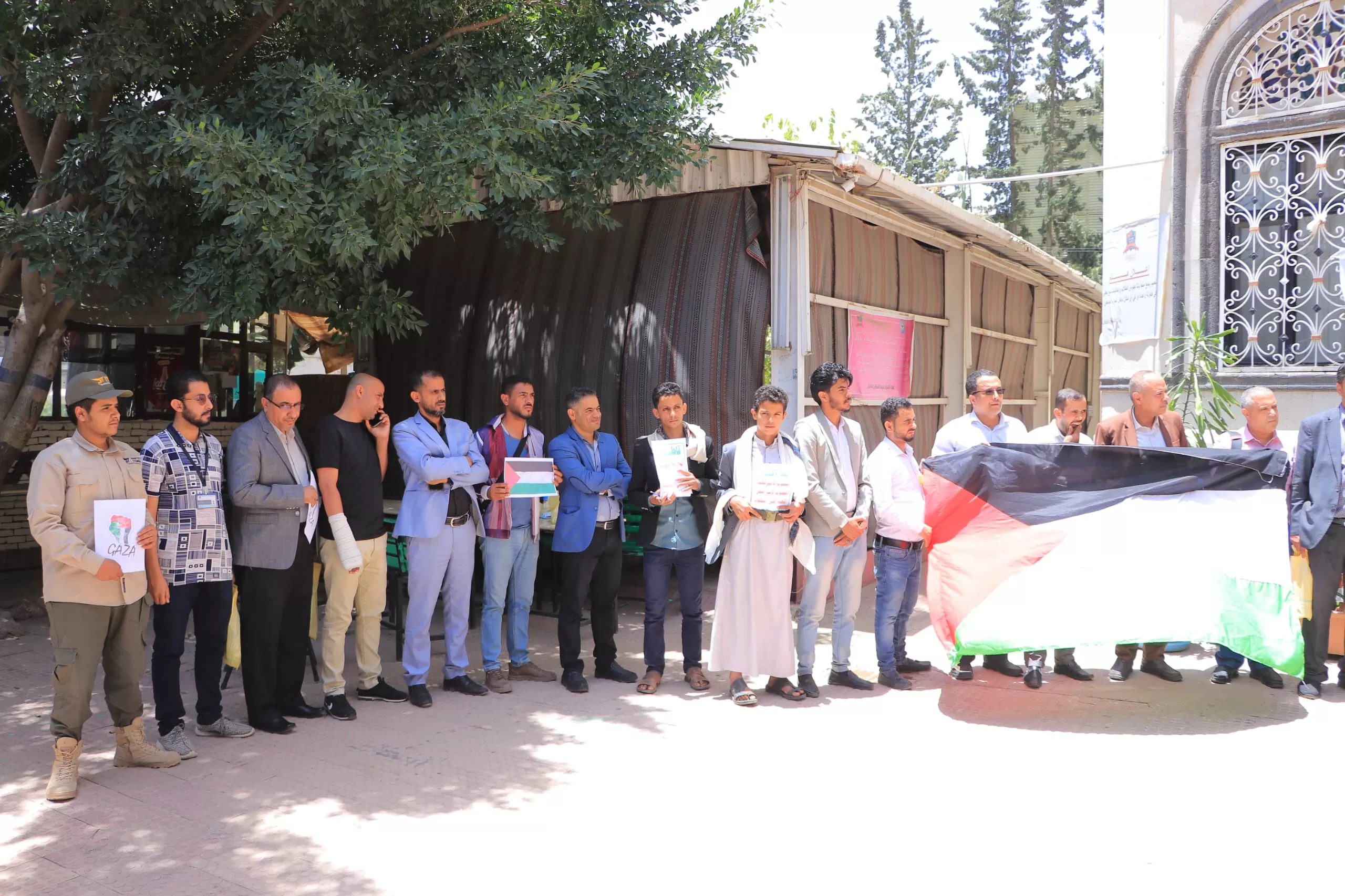 The College of Dentistry at the Emirates International University organizes a stand in solidarity with the Palestinian people