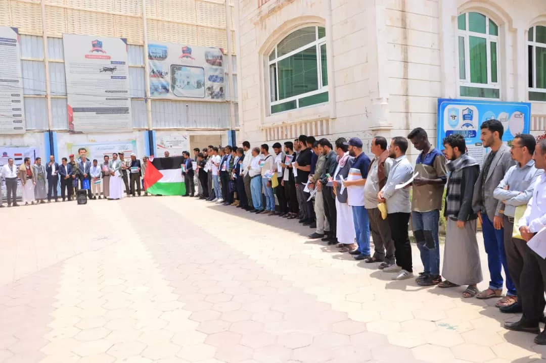 The College of Medicine and Health Sciences at the Emirates International University in Sana'a organizes a stand in solidarity with the Palestinian people