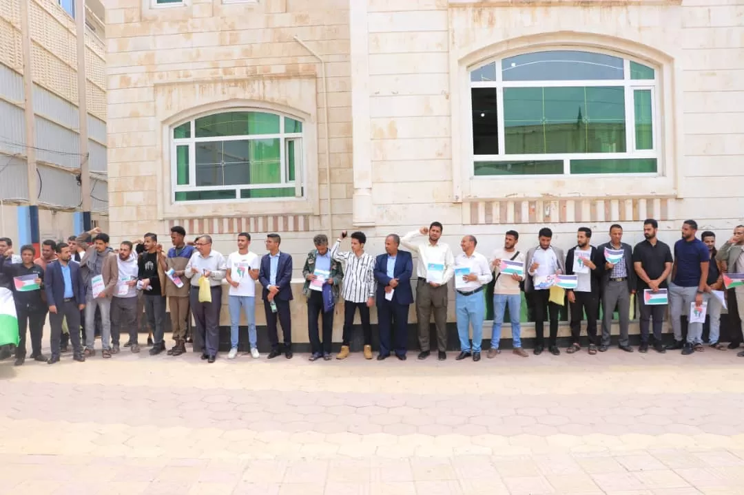 The College of Medicine and Health Sciences at the Emirates International University in Sana'a organizes a stand in solidarity with the Palestinian people