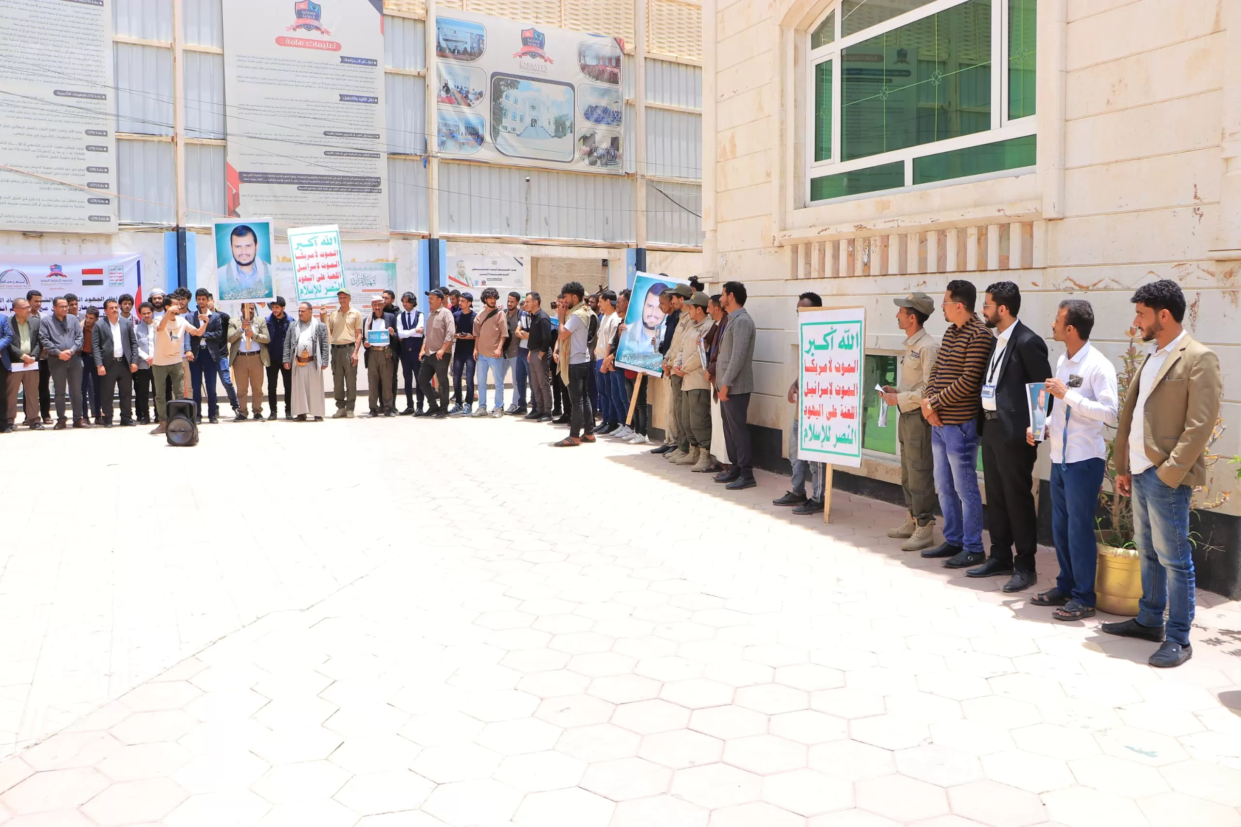 The College of Administrative and Financial Sciences at the UAE University organizes a stand in solidarity with Gaza and denounces the Zionist aggression against our country.