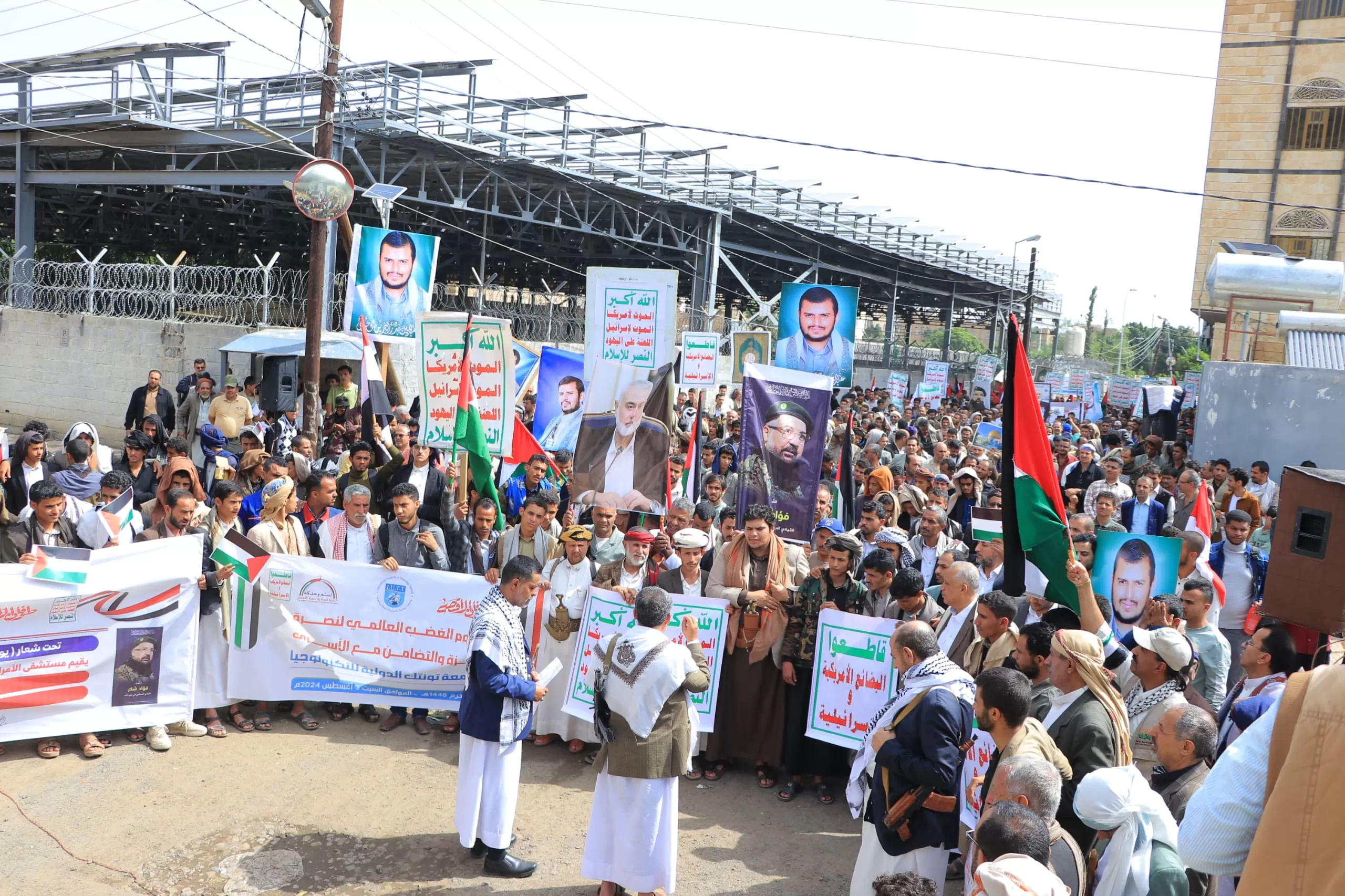 The Emirates International University participates in the angry marches in support of Gaza and solidarity with the prisoners, called for by the martyr leader Ismail Haniyeh