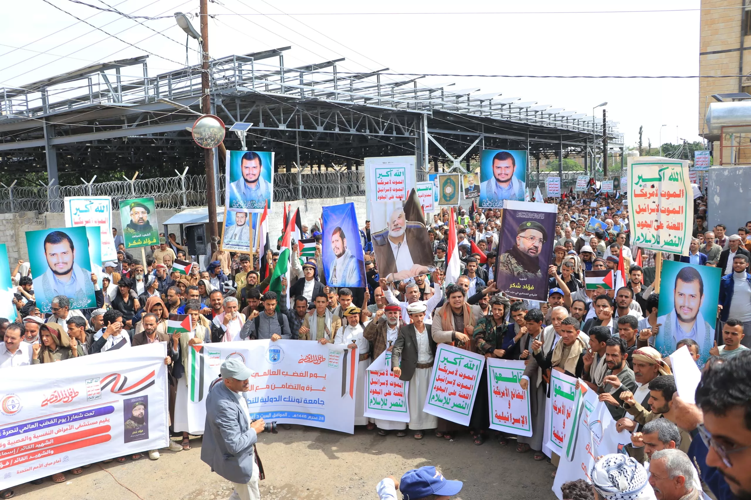 The Emirates International University participates in the angry marches in support of Gaza and solidarity with the prisoners, called for by the martyr leader Ismail Haniyeh