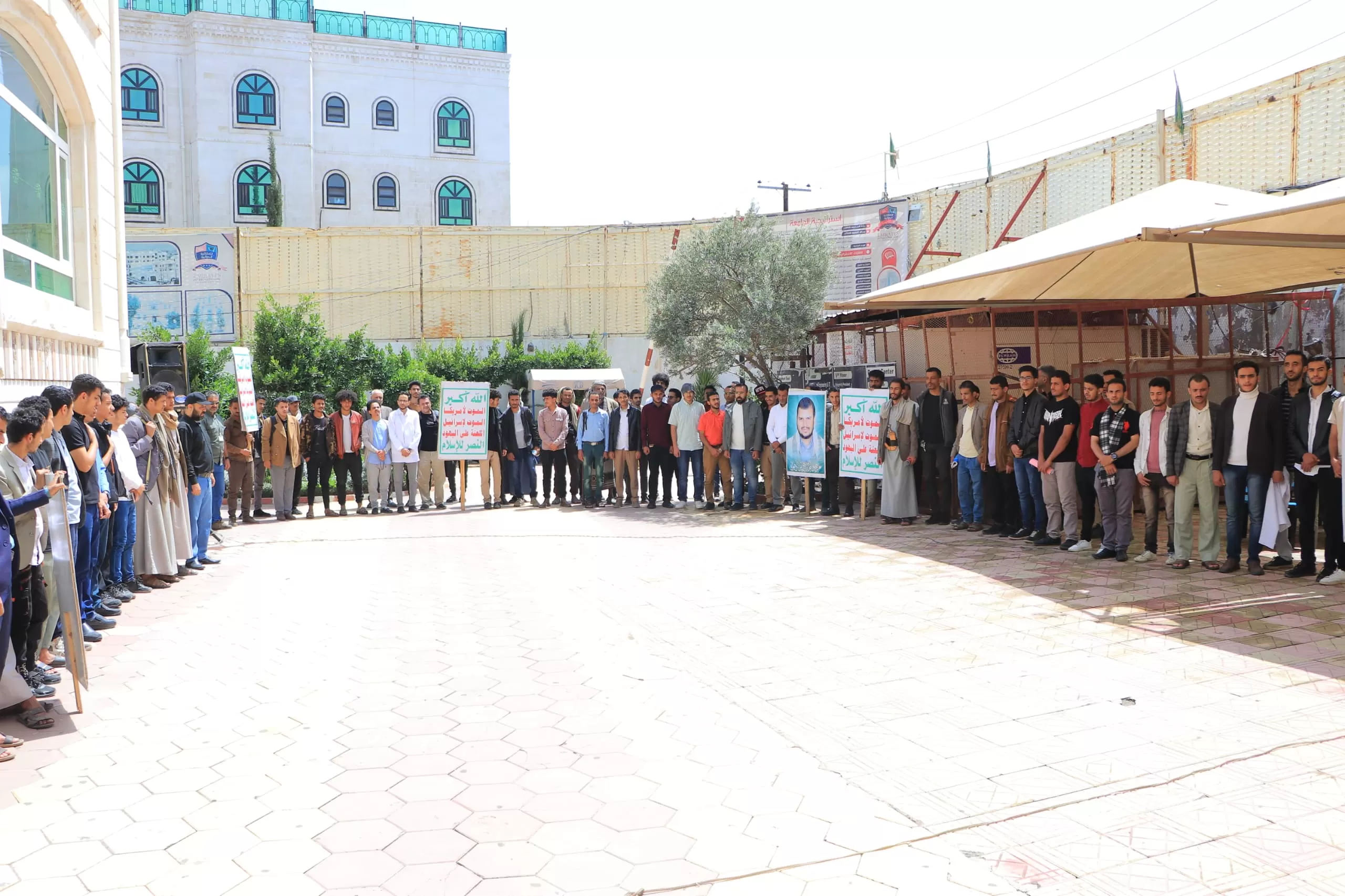 The Emirates International University organizes a solidarity stand with the Palestinian cause under the slogan “In support of Al-Aqsa and Gaza.. Support continues and the response is coming”