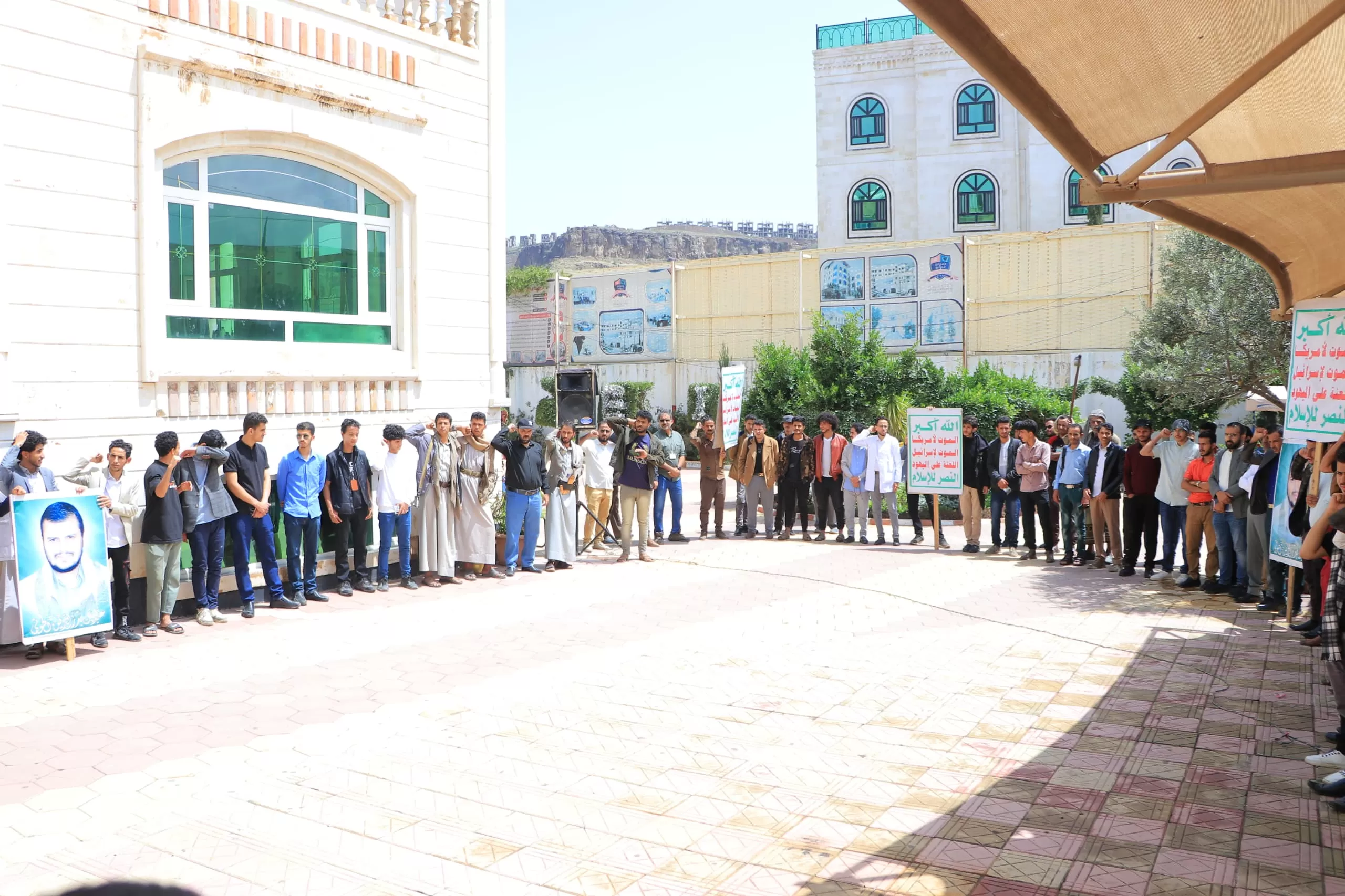 The Emirates International University organizes a solidarity stand with the Palestinian cause under the slogan “In support of Al-Aqsa and Gaza.. Support continues and the response is coming”