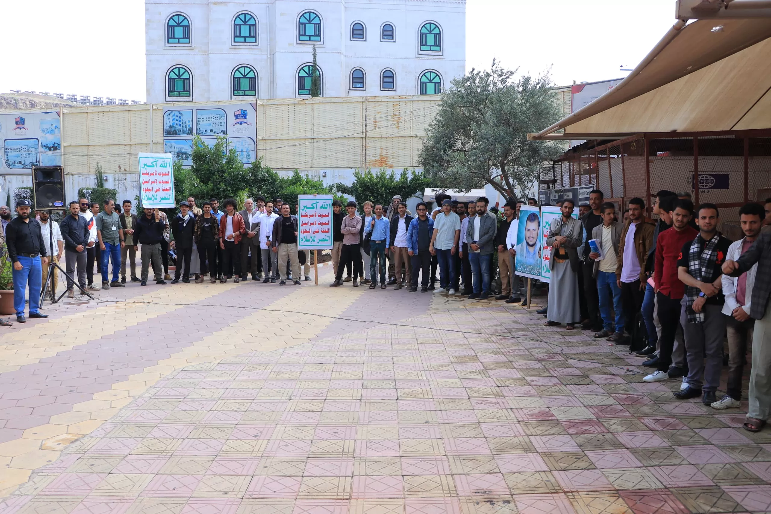 The Emirates International University organizes a solidarity stand with the Palestinian cause under the slogan “In support of Al-Aqsa and Gaza.. Support continues and the response is coming”