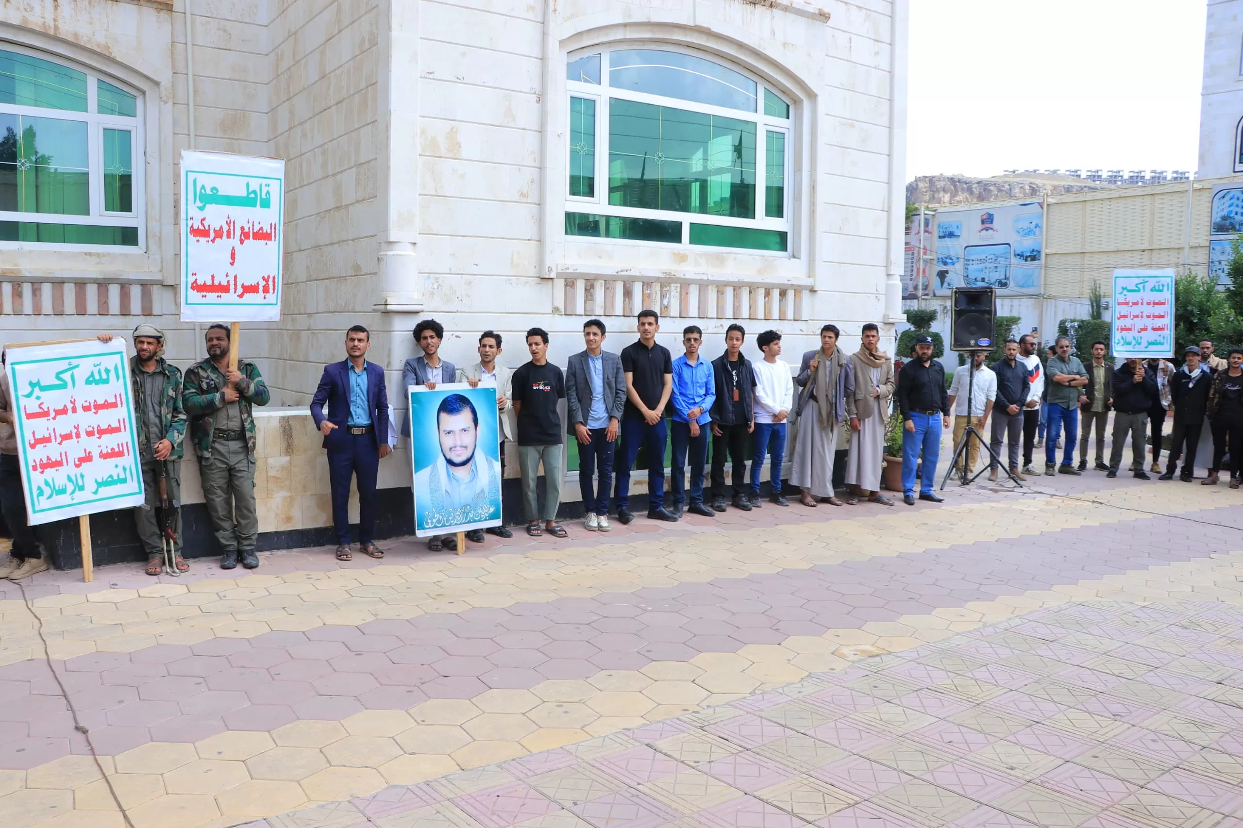 The Emirates International University organizes a solidarity stand with the Palestinian cause under the slogan “In support of Al-Aqsa and Gaza.. Support continues and the response is coming”