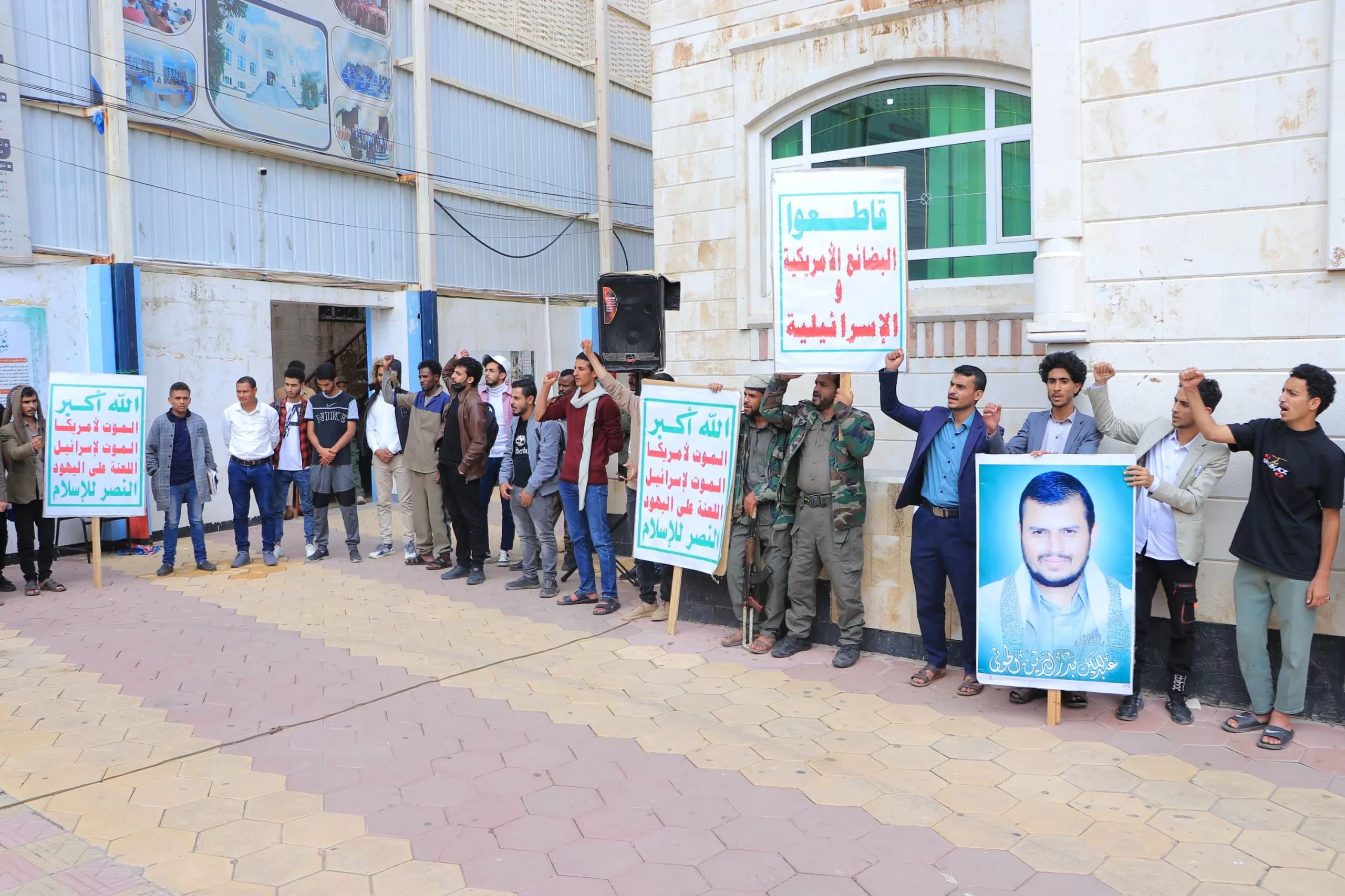 The Emirates International University organizes a solidarity stand with the Palestinian cause under the slogan “In support of Al-Aqsa and Gaza.. Support continues and the response is coming”