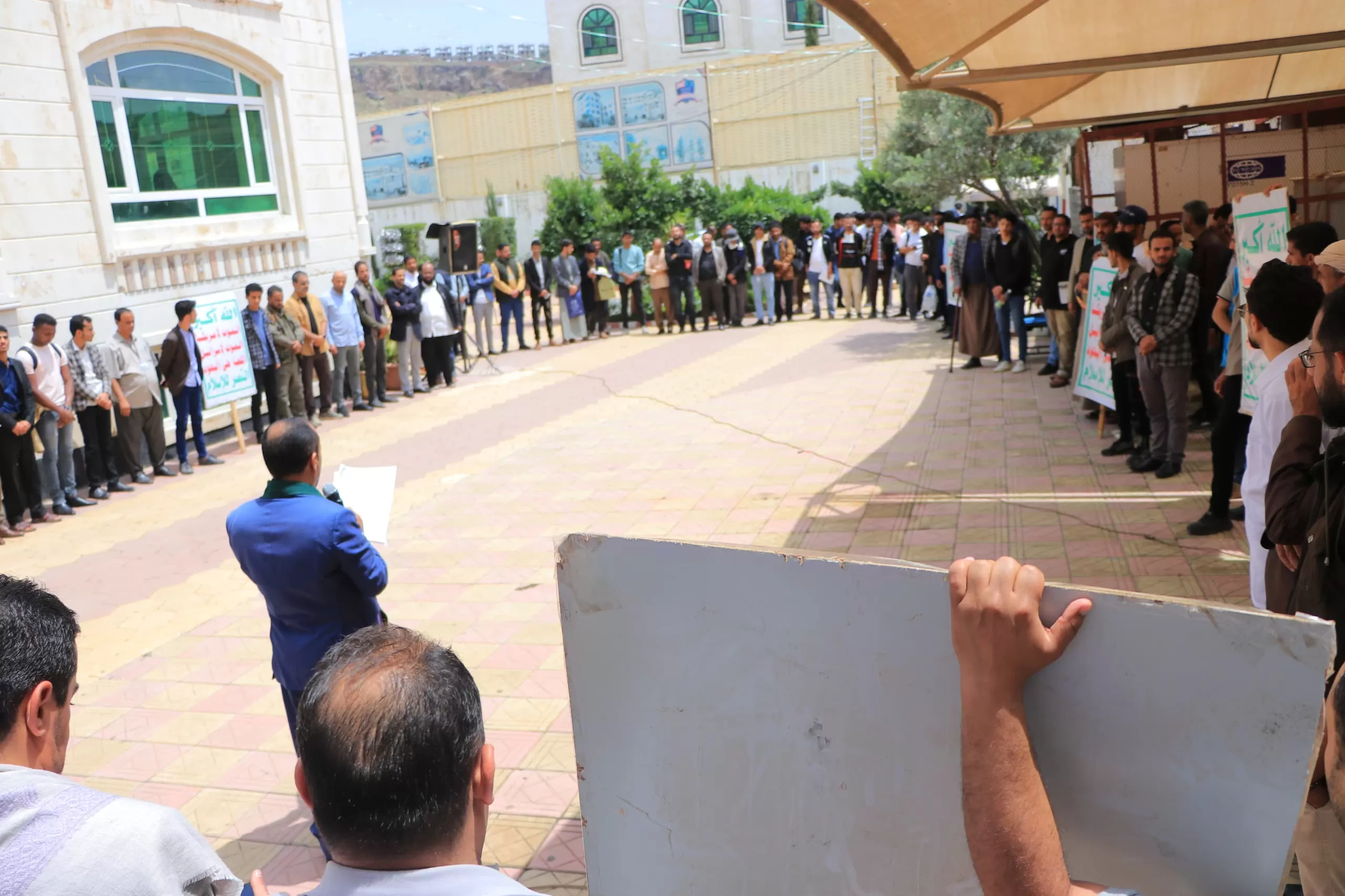 The Emirates International University organizes a solidarity stand with the Palestinian people under the slogan “With Gaza and Al-Aqsa, Jihad and steadfastness until…”