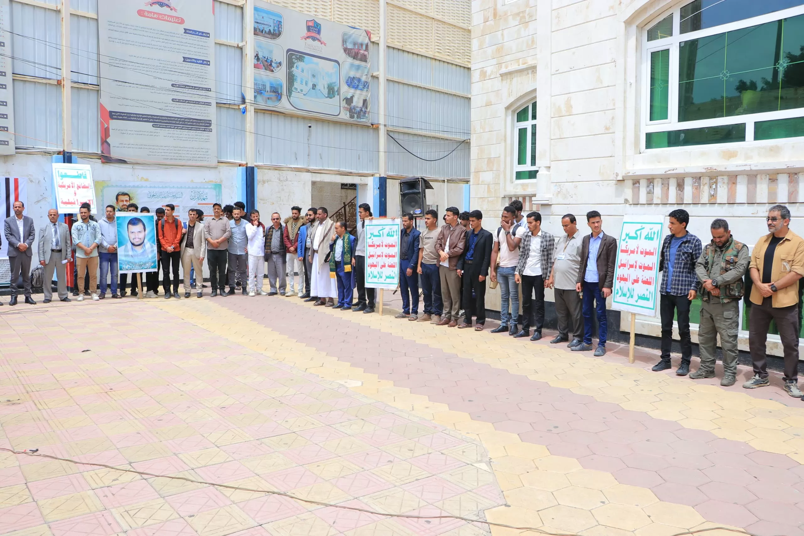 The Emirates International University organizes a solidarity stand with the Palestinian people under the slogan “With Gaza and Al-Aqsa, Jihad and steadfastness until…”