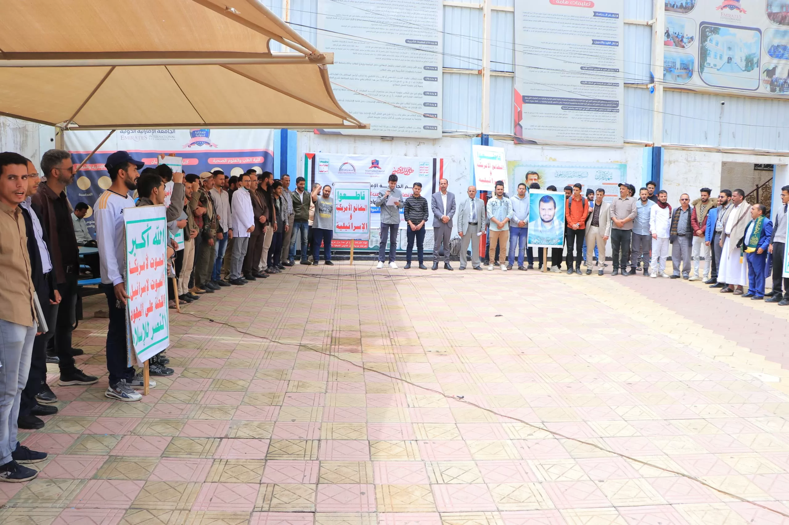 The Emirates International University organizes a solidarity stand with the Palestinian people under the slogan “With Gaza and Al-Aqsa, Jihad and steadfastness until…”