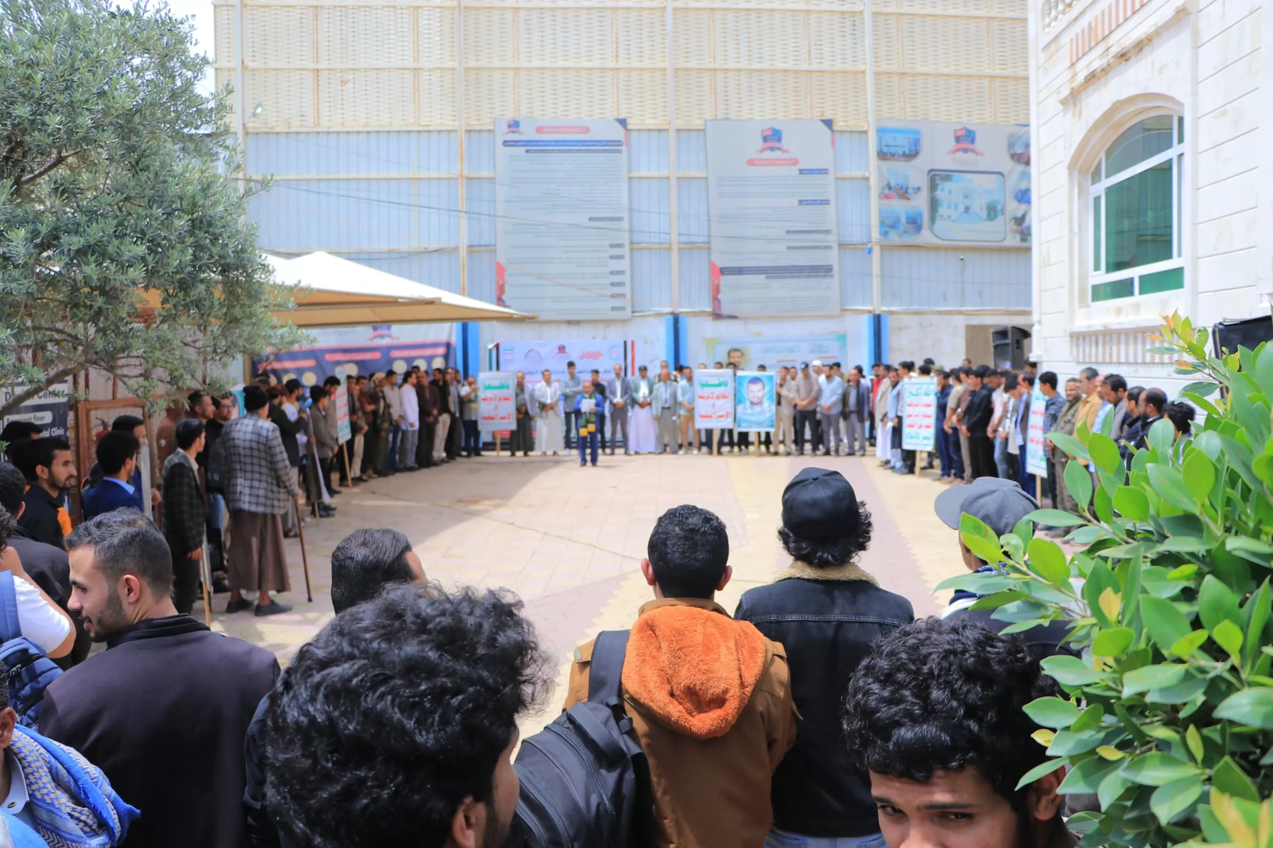 The Emirates International University organizes a solidarity stand with the Palestinian people under the slogan “With Gaza and Al-Aqsa, Jihad and steadfastness until…”