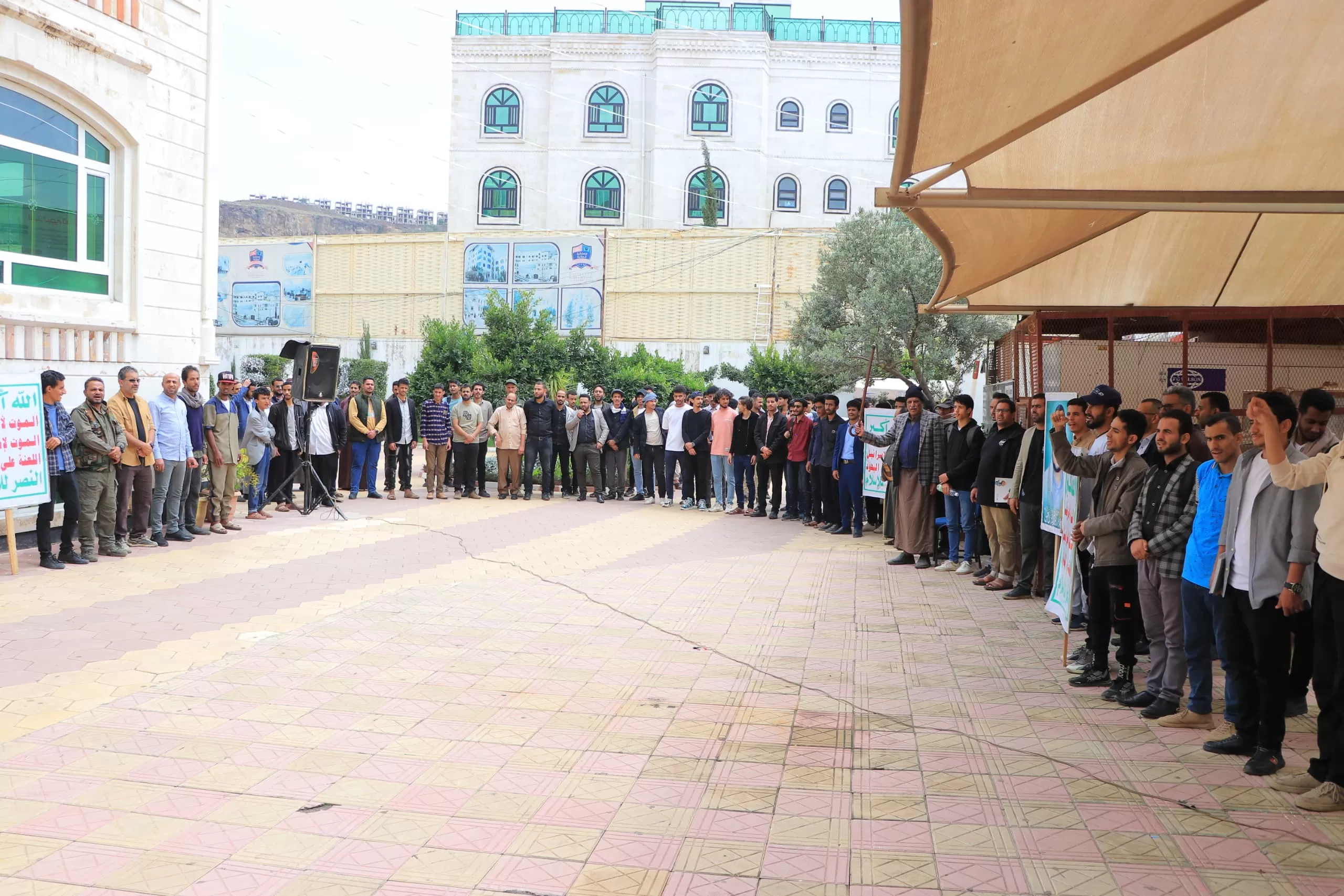 The Emirates International University organizes a solidarity stand with the Palestinian people under the slogan “With Gaza and Al-Aqsa, Jihad and steadfastness until…”